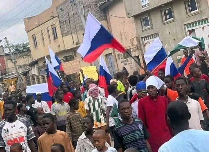 Polacy aresztowani w Nigerii za wznoszenie rosyjskich flag podczas protestów