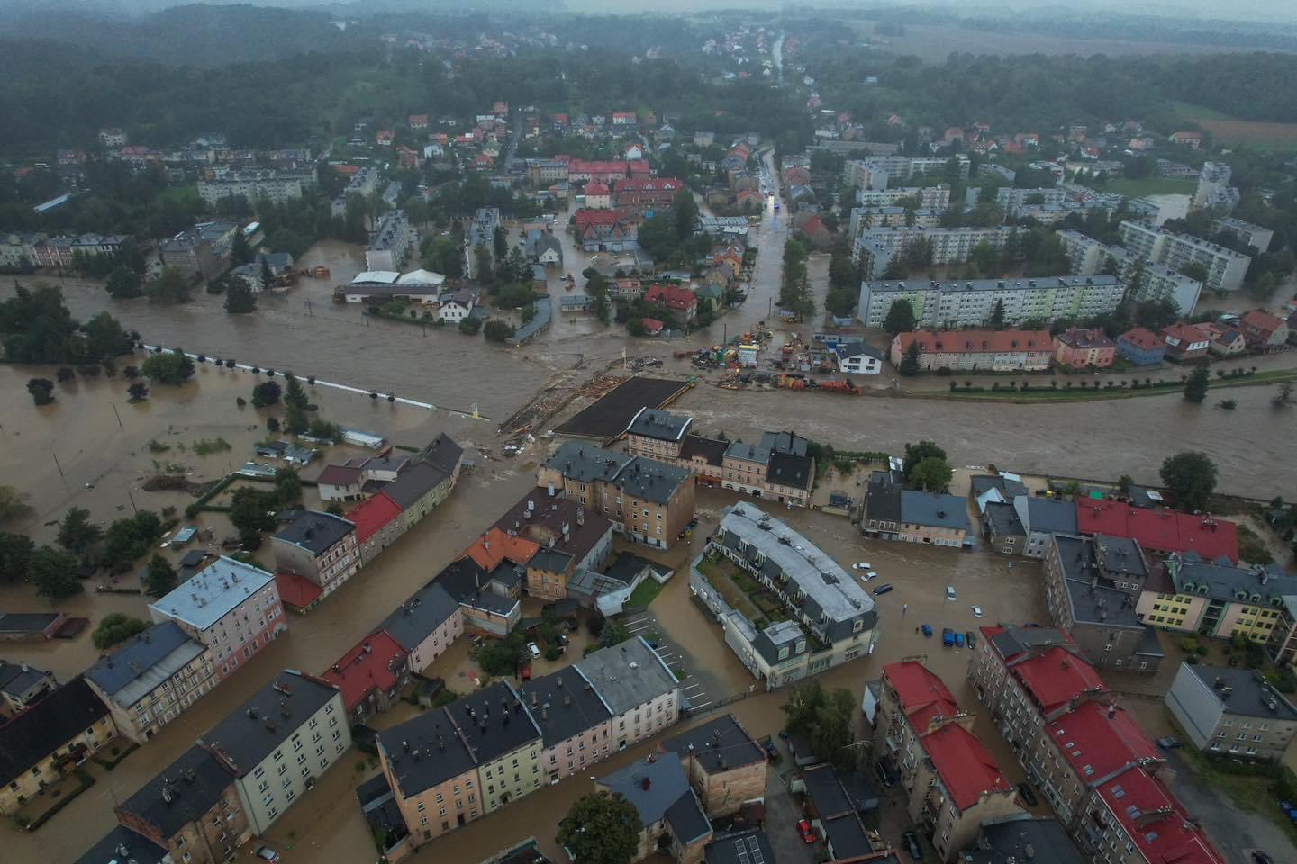 Głuchołazy pod wodą. Dramatyczna walka z powodzią i dramatyczny apel burmistrza